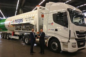 Iveco livre ses premiers Stralis GNV ADR à Molgas Energie
